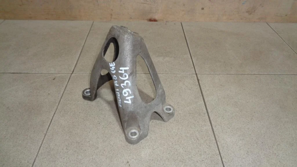 Кронштейн двигателя левый Audi A8 D3