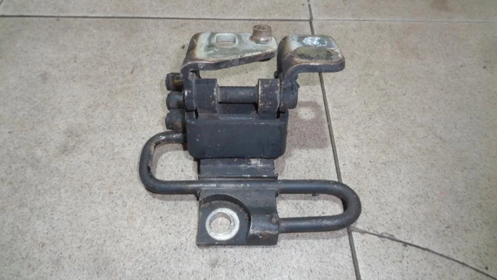 Петля двери передней правой нижняя Volkswagen Golf Plus 2011