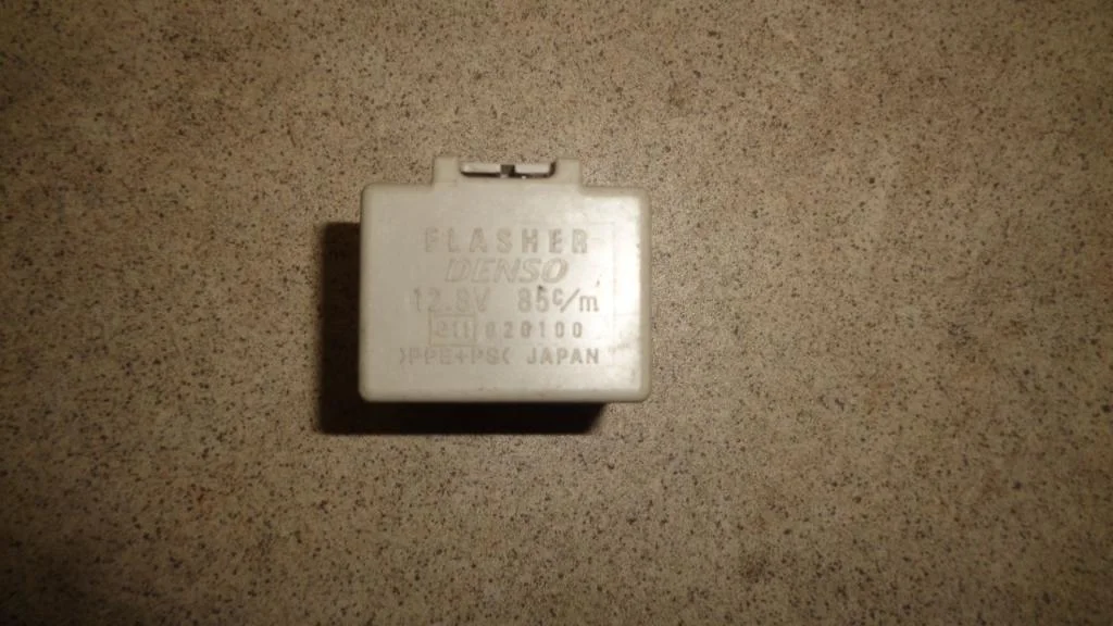 Реле поворотов Toyota Corolla E150