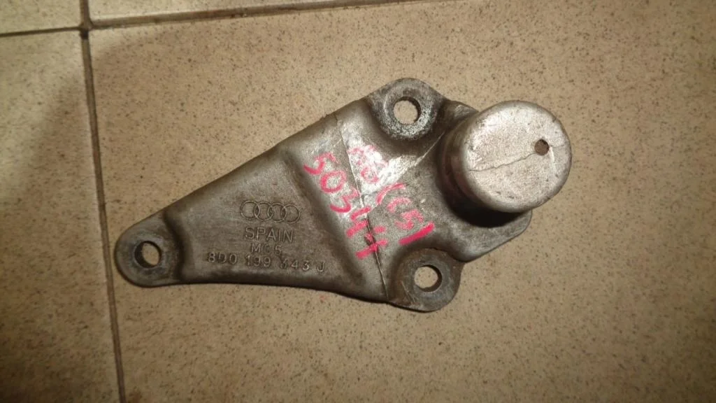 Кронштейн двигателя передний Audi A6 C5