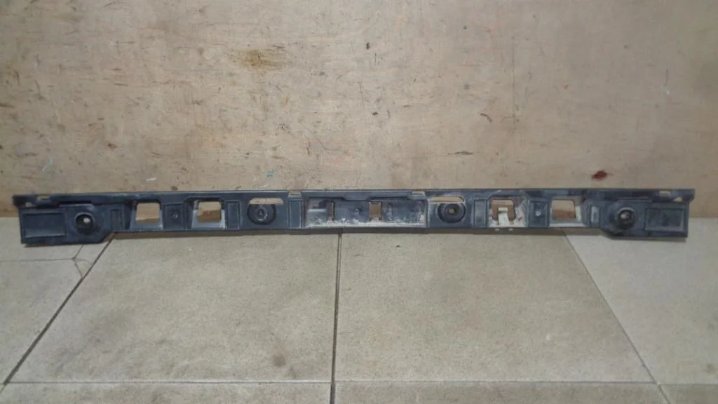 Кронштейн заднего бампера Volkswagen Golf Plus 2011