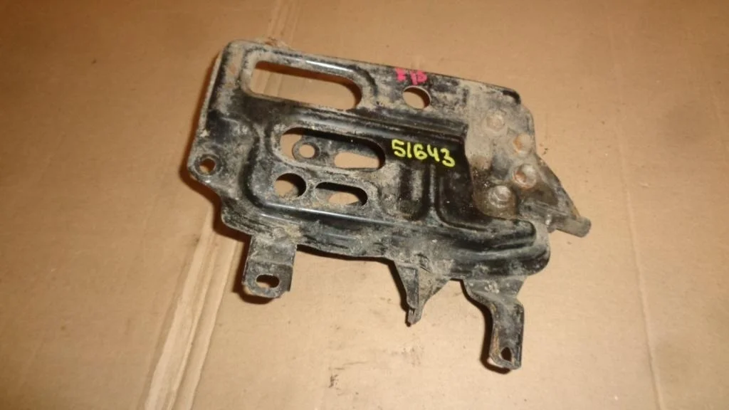 Крепление акб Toyota Corolla E150