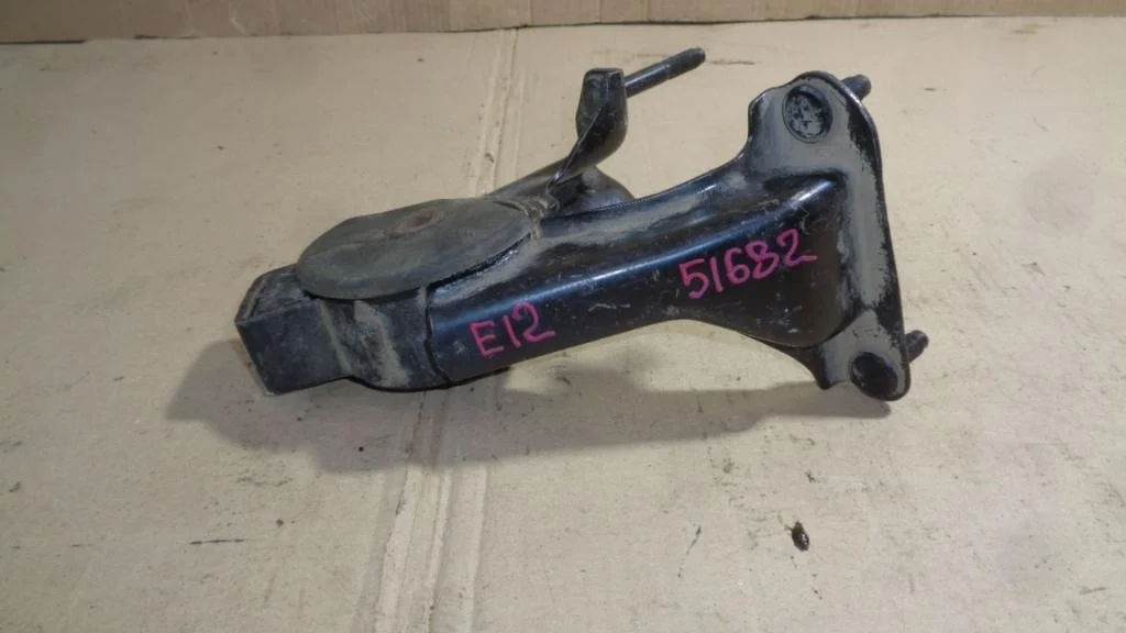 Опора двигателя задняя Toyota Corolla E120