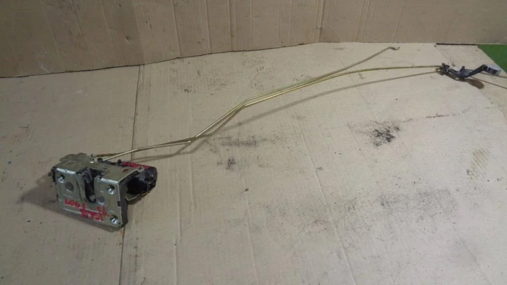 Замок двери задней левой Renault Logan 1 L90