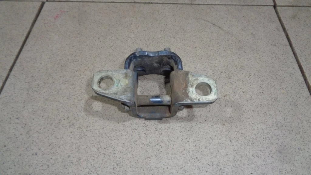 Петля двери задней левой верхняя Mitsubishi L200 2008 KA, KB