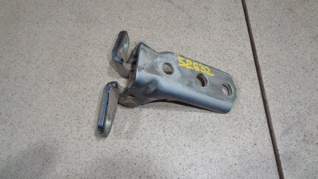 Петля двери задней левой нижняя Mitsubishi L200 2008 KA, KB