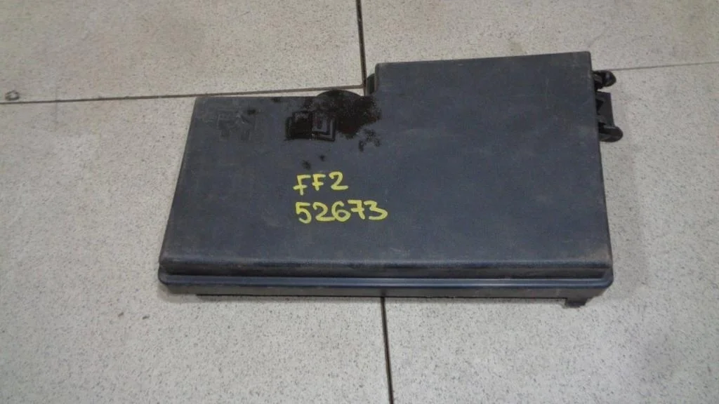 Крышка блока предохранителей Ford Focus 2