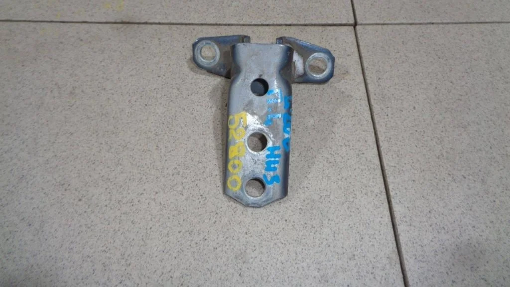 Петля двери передней левой нижняя Mitsubishi L200 2008 KA, KB