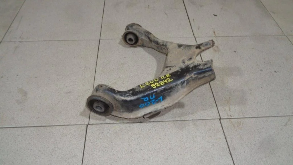 Рычаг передний верхний правый Mitsubishi L200 2008 KA, KB