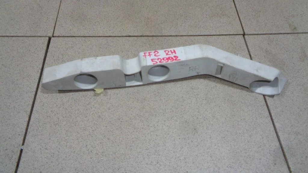 Кронштейн переднего бампера правый Ford Focus 2