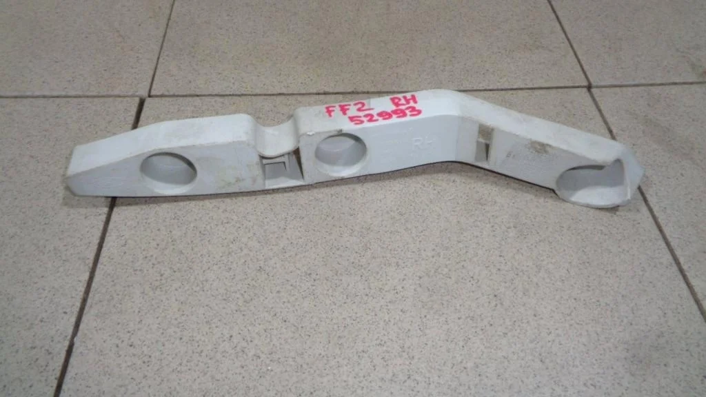 Кронштейн переднего бампера правый Ford Focus 2