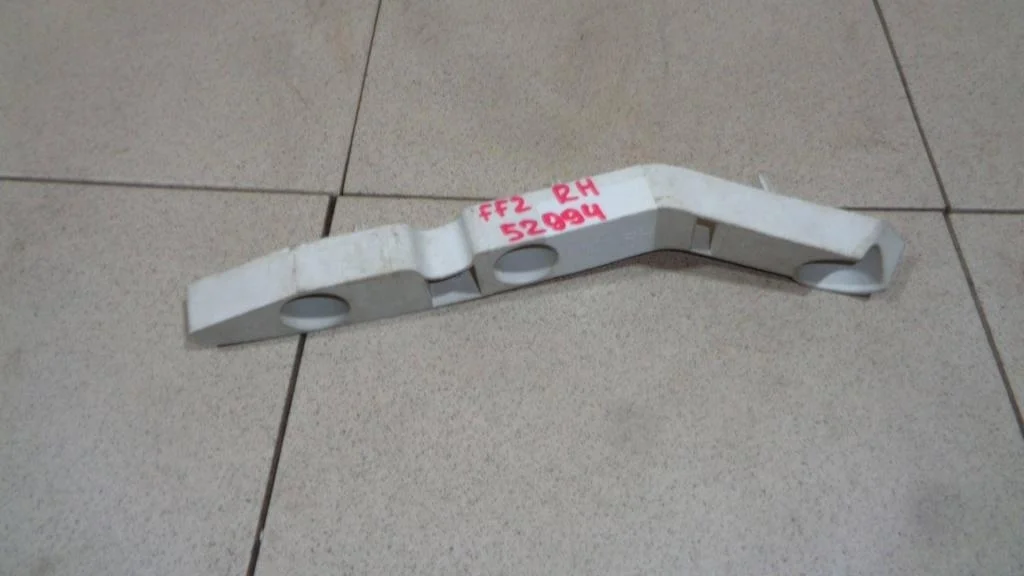 Кронштейн переднего бампера правый Ford Focus 2