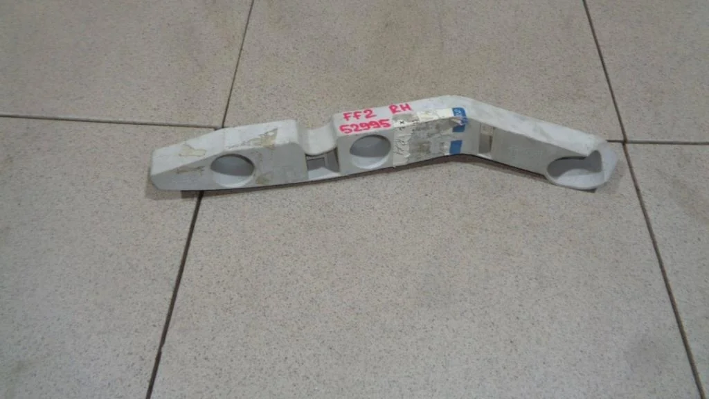 Кронштейн переднего бампера правый Ford Focus 2