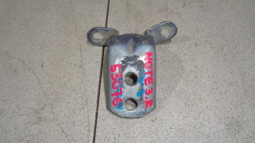 Петля двери задней правой нижняя Nissan Note E11