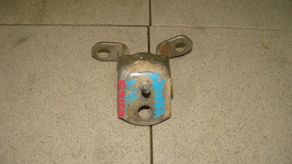 Петля двери задней левой верхняя Nissan Almera N16