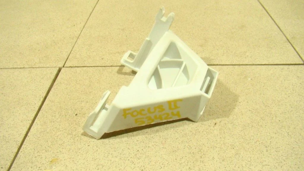 Кронштейн переднего бампера левый Ford Focus 2