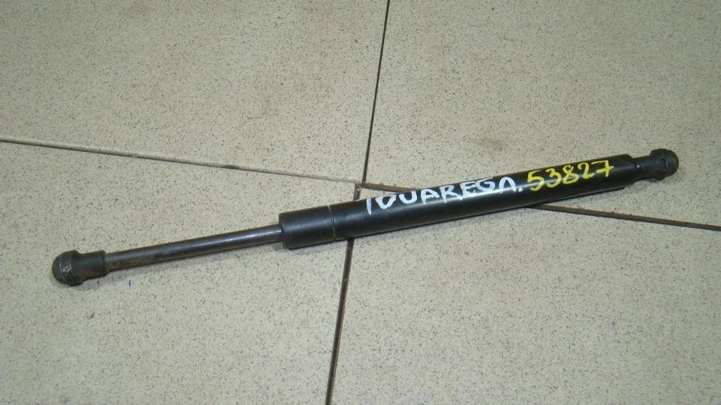 Амортизатор стекла багажника Volkswagen Touareg 1 GP