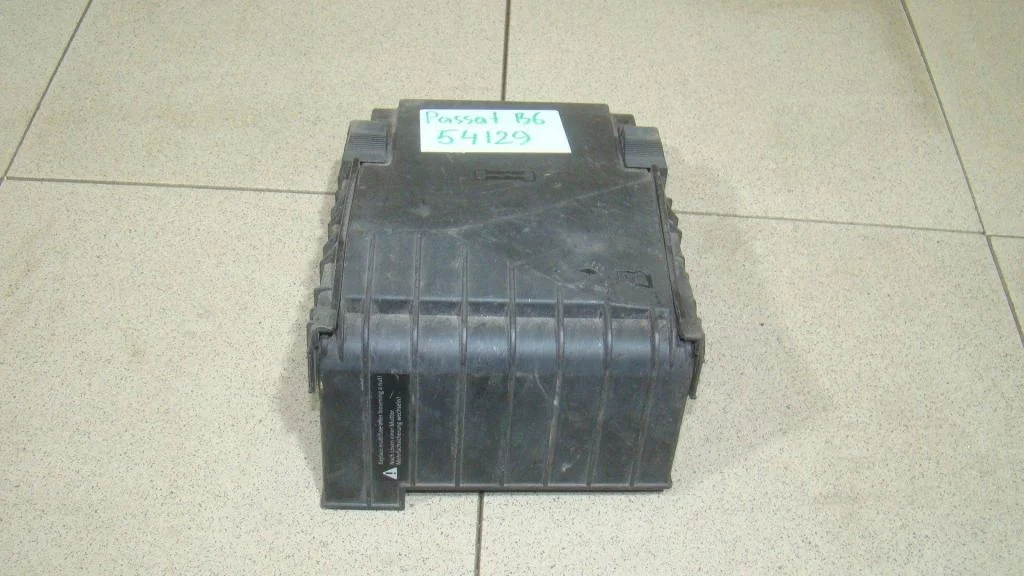 Крышка блока предохранителей Volkswagen Passat 2008 B6