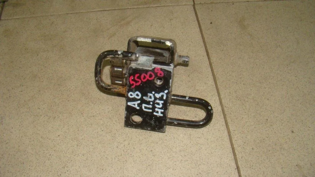 Петля двери передней левой нижняя Audi A8 D3