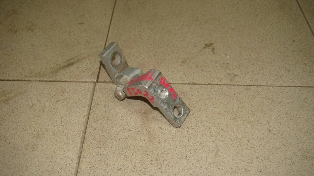 Петля двери передней левой верхняя Volkswagen Passat B5