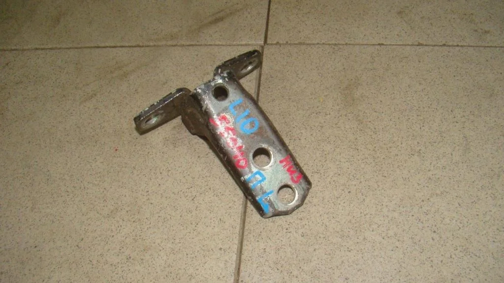 Петля двери передней Mitsubishi Lancer 10 CY