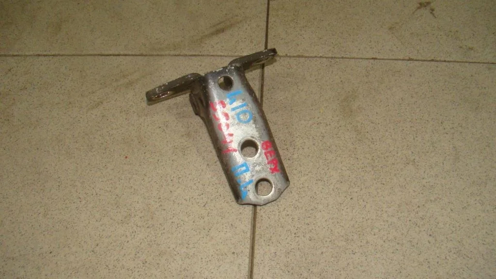 Петля двери передней Mitsubishi Lancer 10 CY