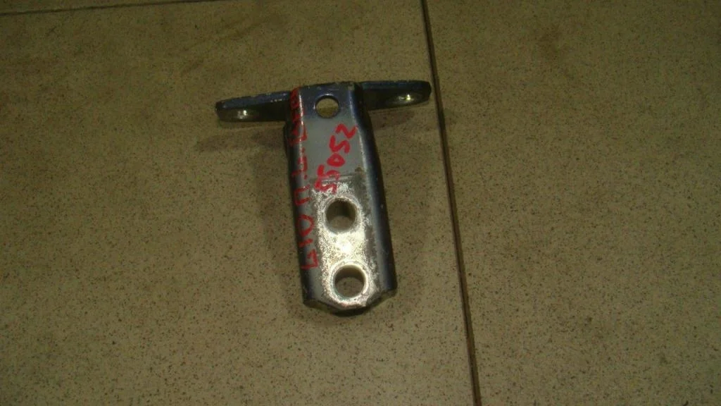 Петля двери передней Mitsubishi Lancer 10 CY