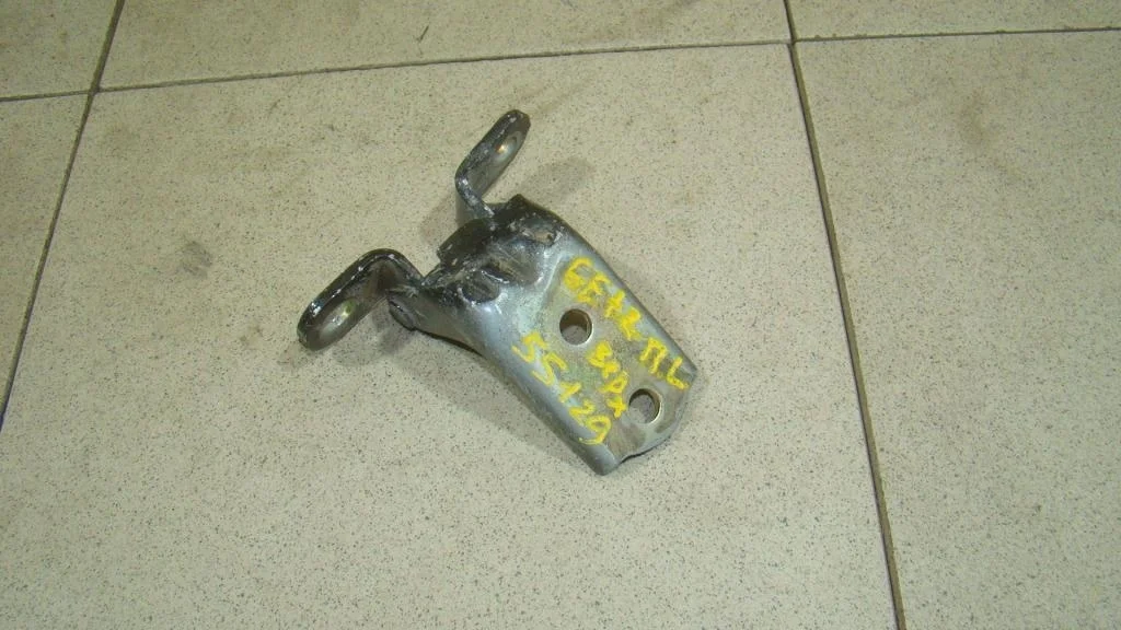 Петля двери передней левой верхняя Hyundai Getz TB