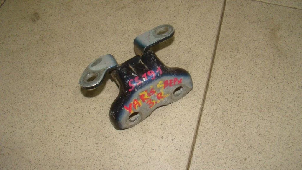 Петля двери задней правой верхняя Toyota Yaris 2007 XP90