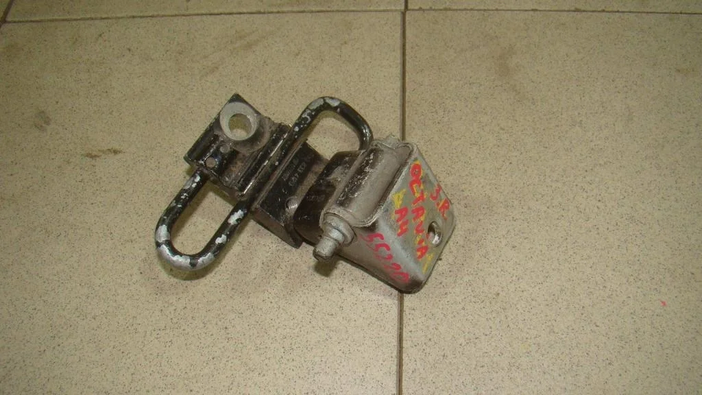 Петля двери задней правой нижняя Skoda Octavia 1 A4