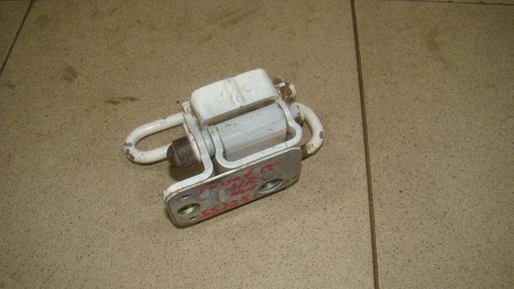 Петля двери задней правой нижняя Volkswagen Passat B5