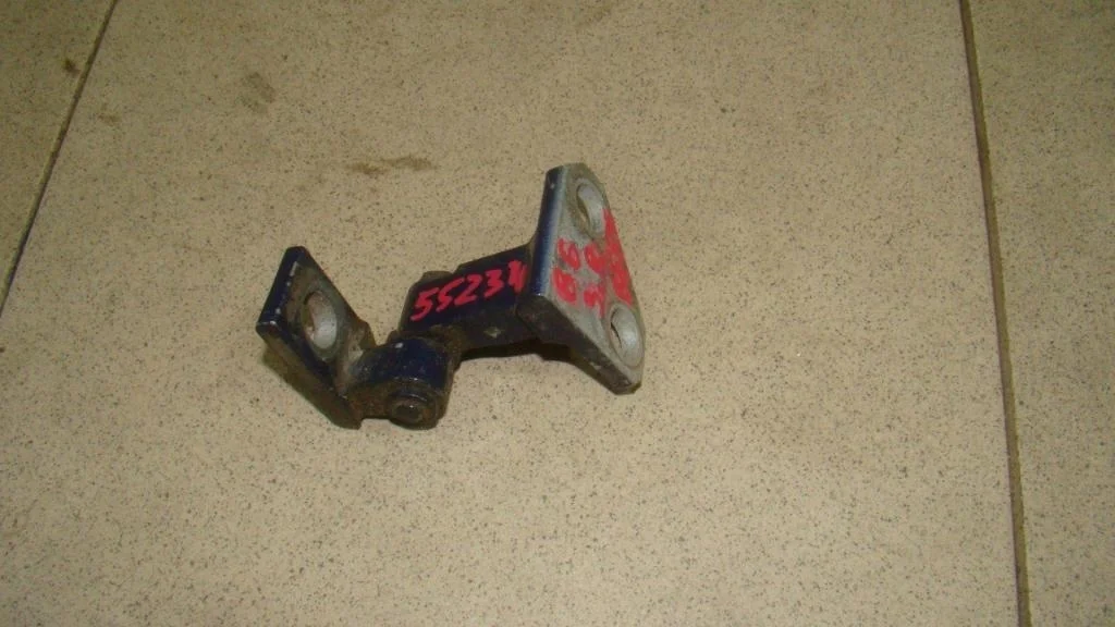 Петля двери задней правой верхняя Volkswagen Passat 2008 B6