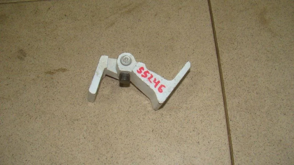 Петля двери Skoda Rapid 1