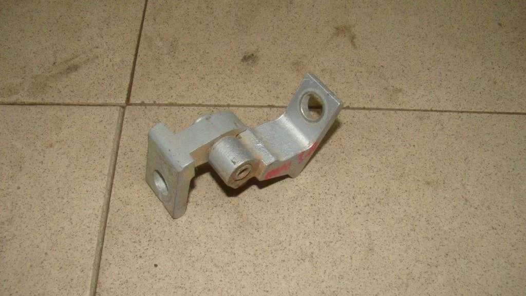 Петля двери Volkswagen Polo 5