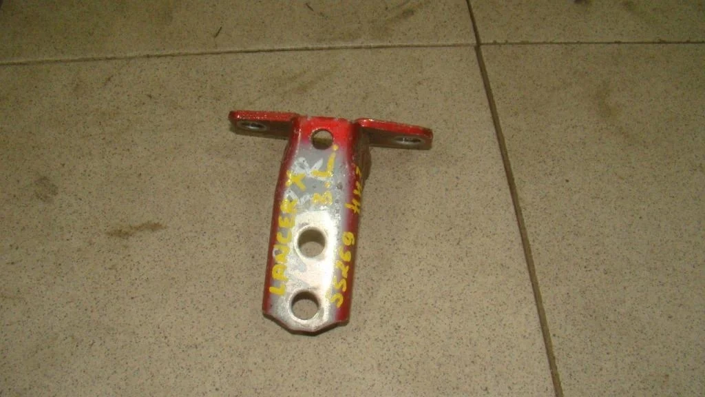 Петля двери задней левой нижняя Mitsubishi Lancer 10 CY