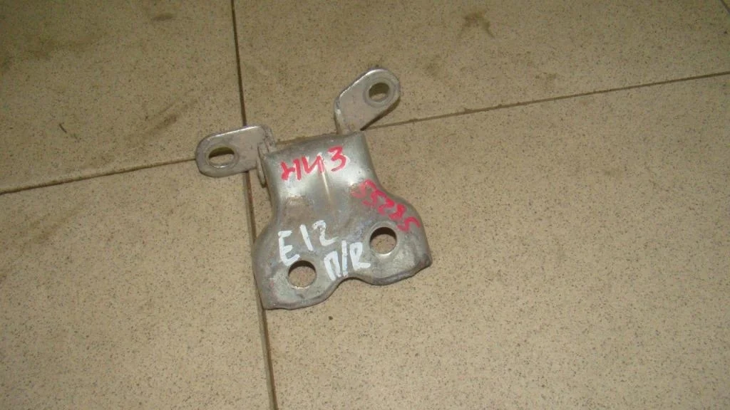 Петля двери передней правой нижняя Toyota Corolla E120