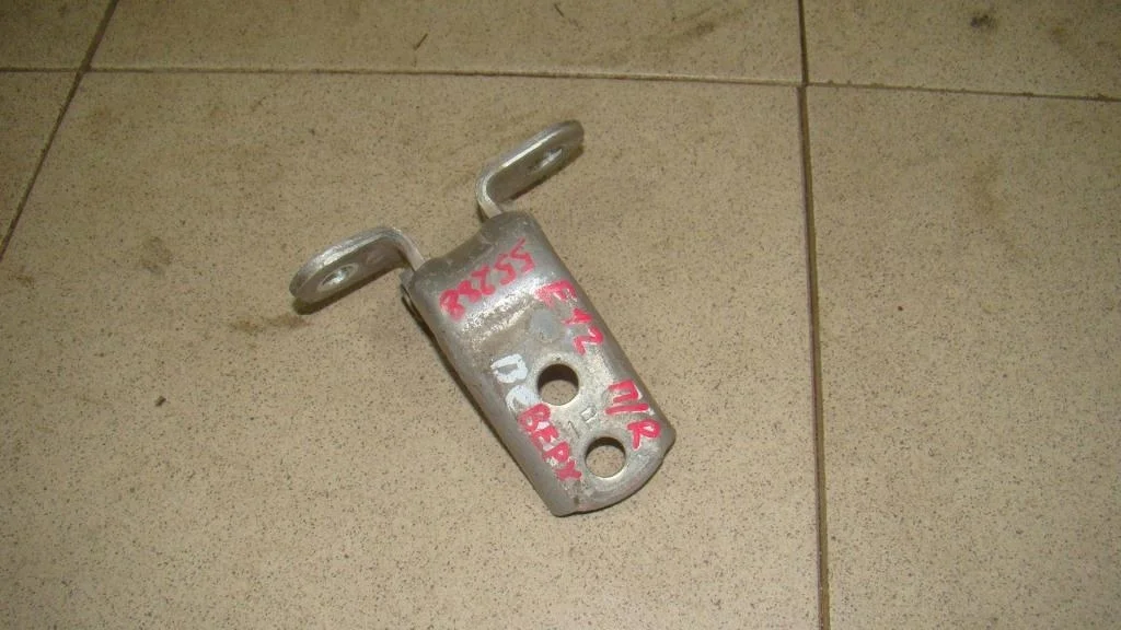 Петля двери передней правой верхняя Toyota Corolla E120