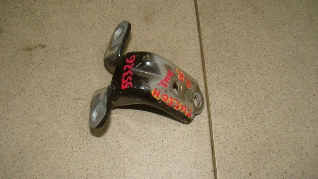 Петля двери передней правой нижняя Hyundai Tucson 1 JM