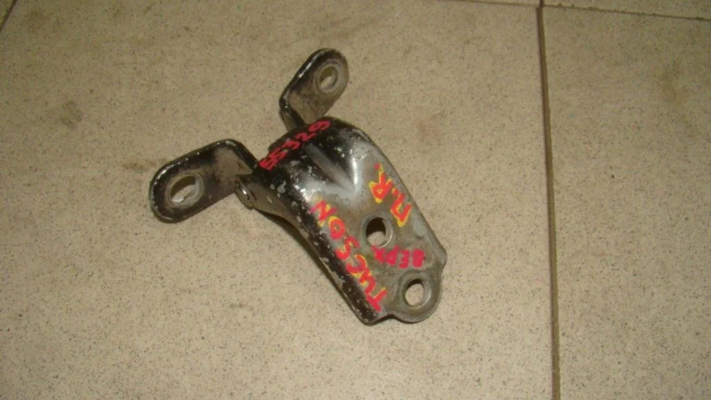 Петля двери передней правой верхняя Hyundai Tucson 1 JM