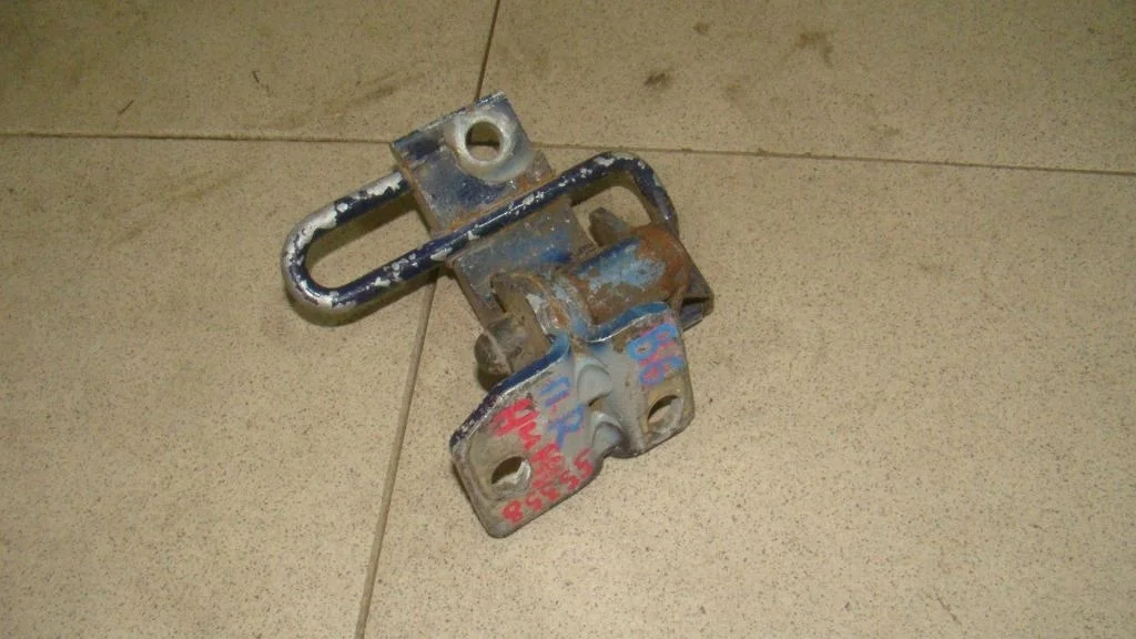 Петля двери передней правой нижняя Volkswagen Passat 2008 B6