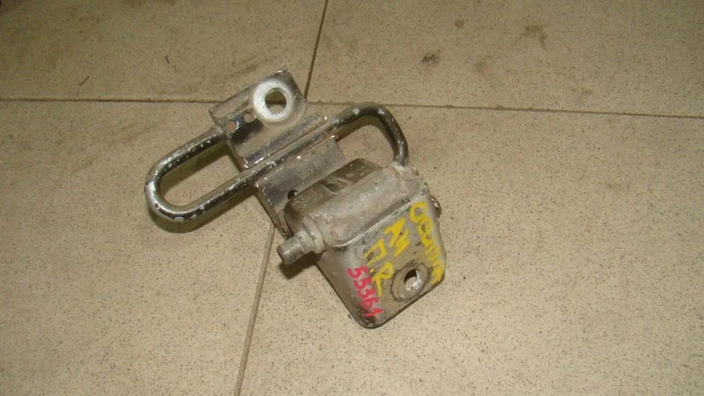 Петля двери передней правой нижняя Skoda Octavia 1 A4