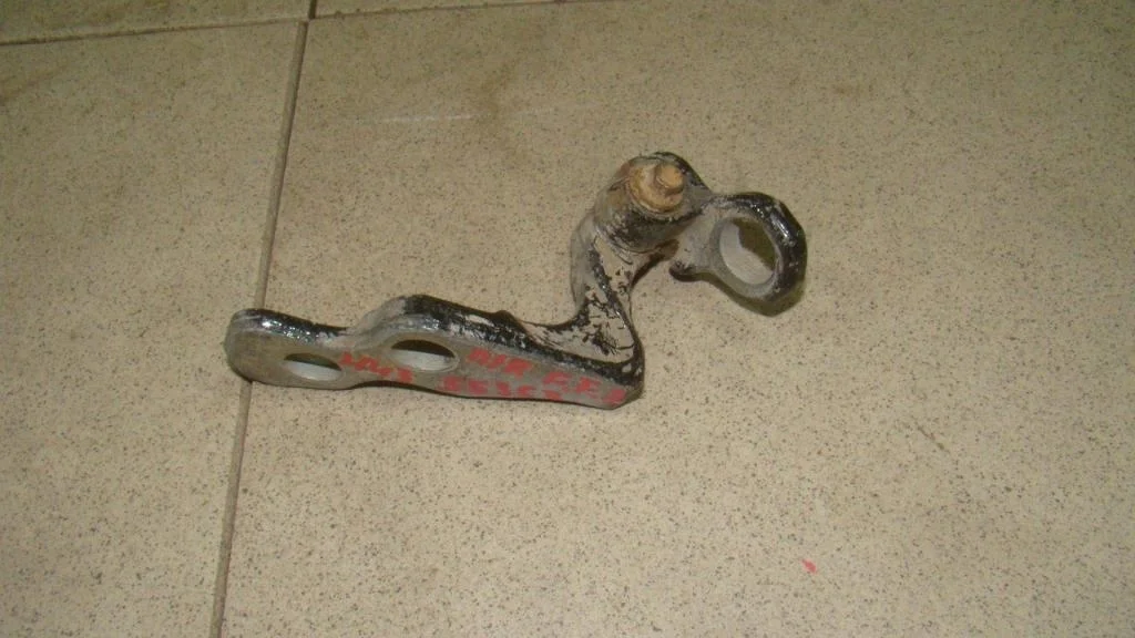 Петля двери передней правой нижняя Ford Focus 2