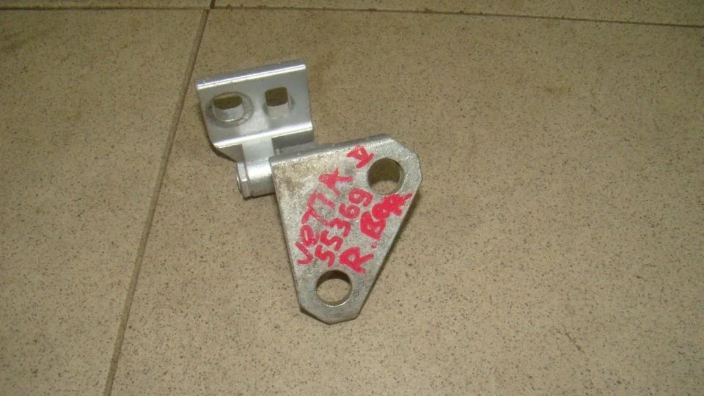 Петля двери передней правой верхняя Volkswagen Jetta 2009 A5