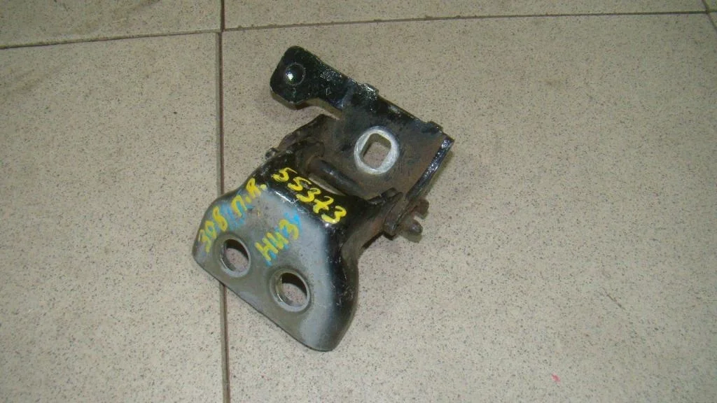 Петля двери передней правой нижняя Peugeot 308 T7