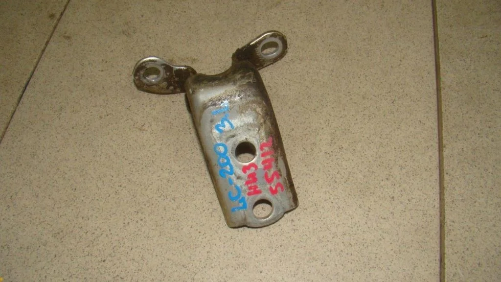 Петля двери задней левой нижняя Toyota Land Cruiser J200