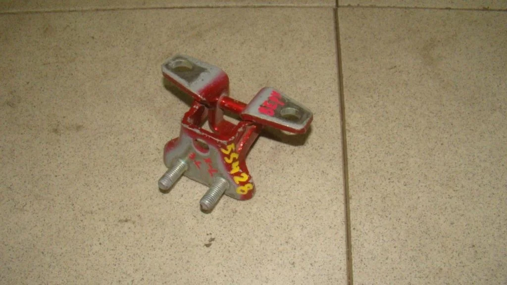 Петля двери задней левой верхняя Mitsubishi Lancer 10 CY