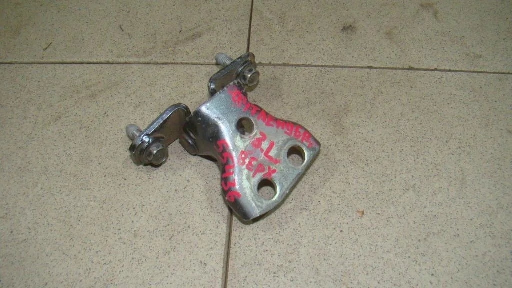 Петля двери задней левой верхняя Mitsubishi Outlander 1 CU