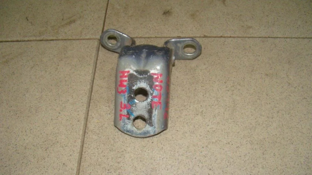 Петля двери задней левой нижняя Nissan Note E11