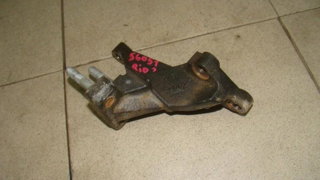 Кронштейн двигателя правый Kia RIO 2 JB