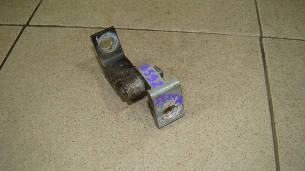 Петля двери Volkswagen Jetta 2013 A6